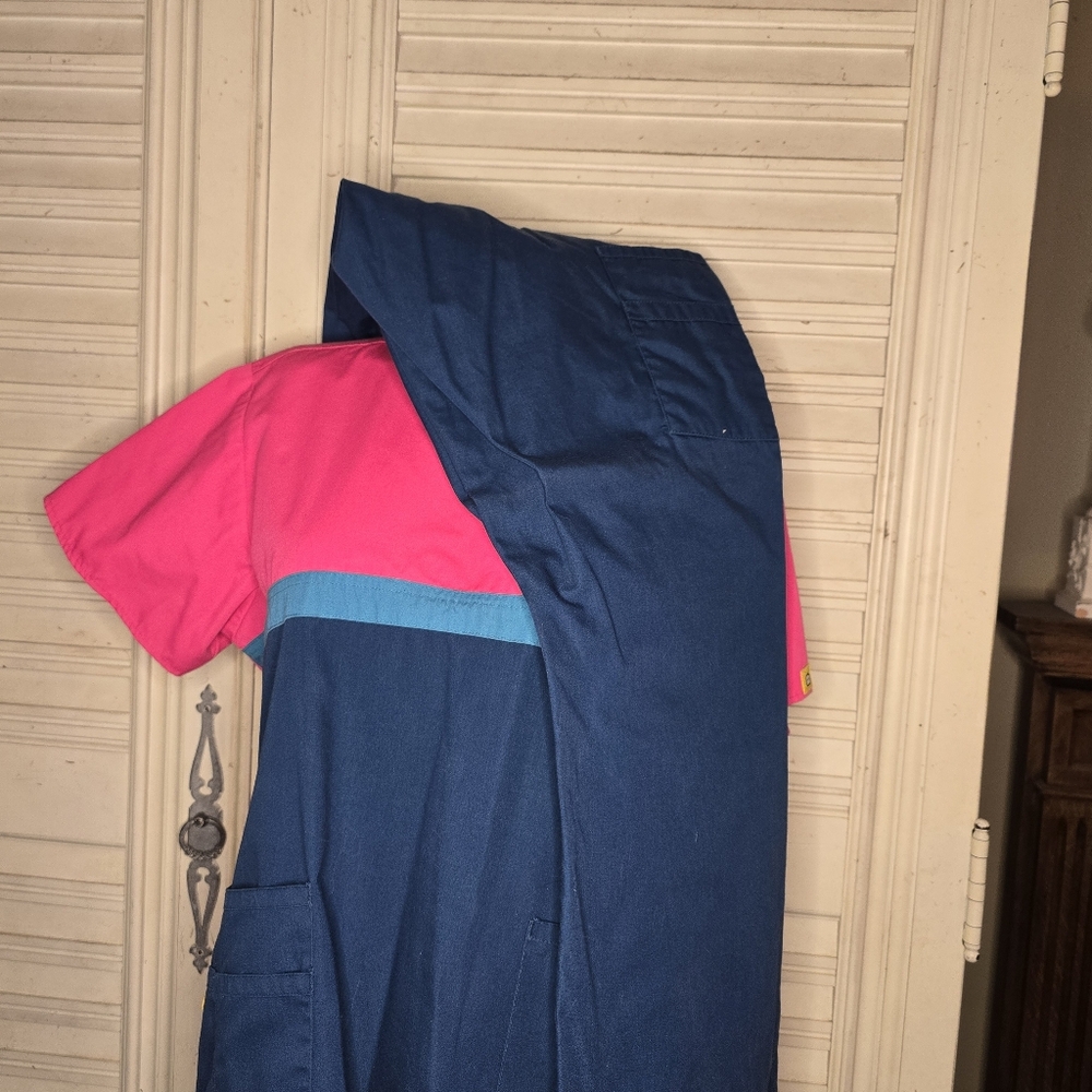 Wink scrubs pants in MED.